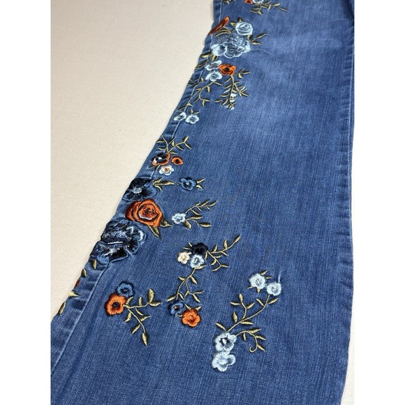 9th & Main Women's Light Blue Distressed Floral Embroidered Flare Jeans Size 8 - Picture 2 of 12
